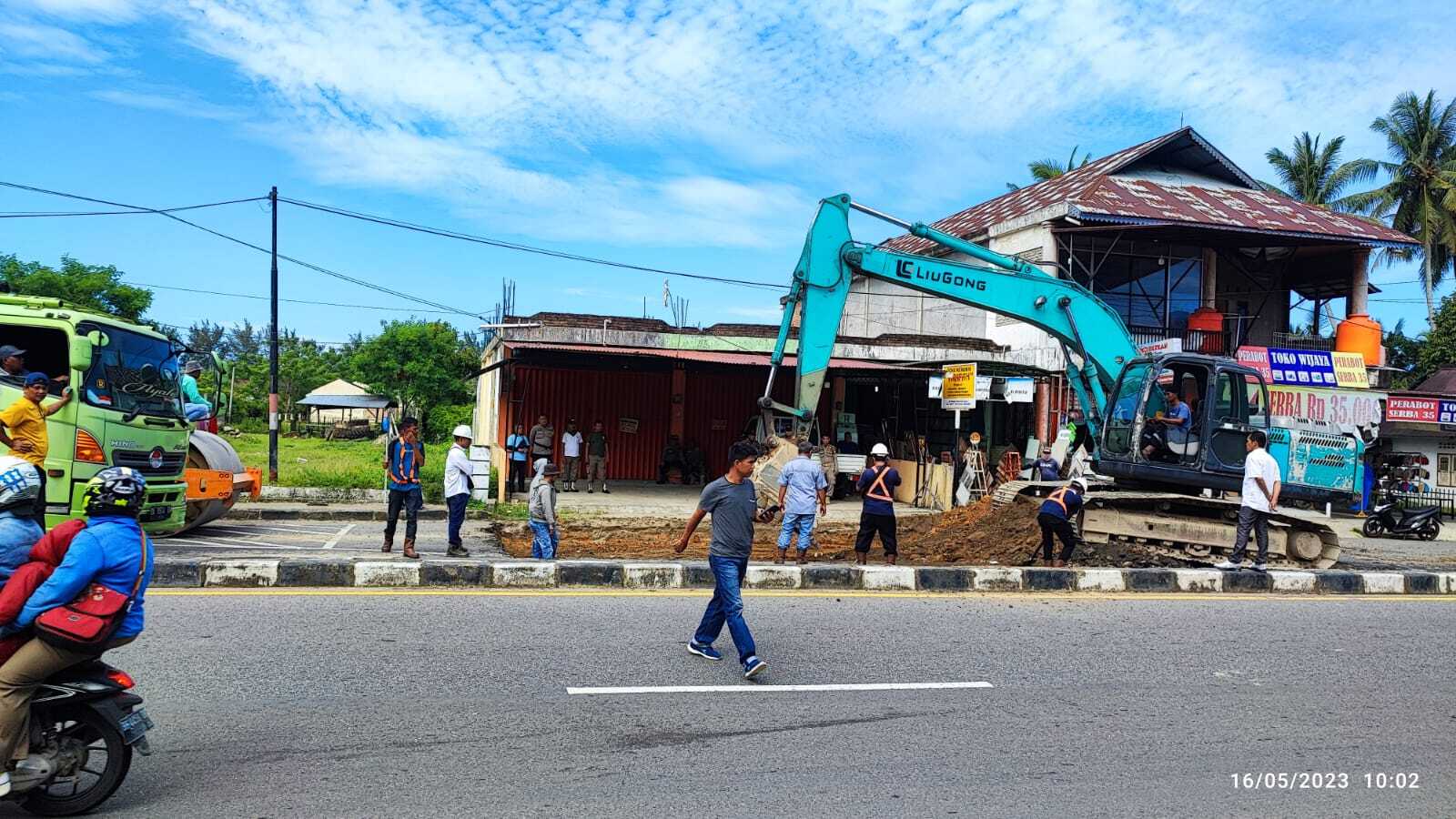 Proses pelaksanaan lanjutan pengaspalan jalan jalur 2 Salido Sago